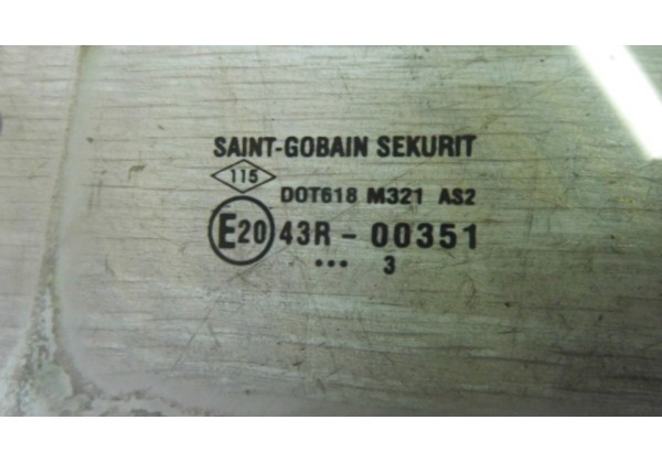 Скло дверки лівої задньої Renault Sandero 2, Logan 2, 823015497R